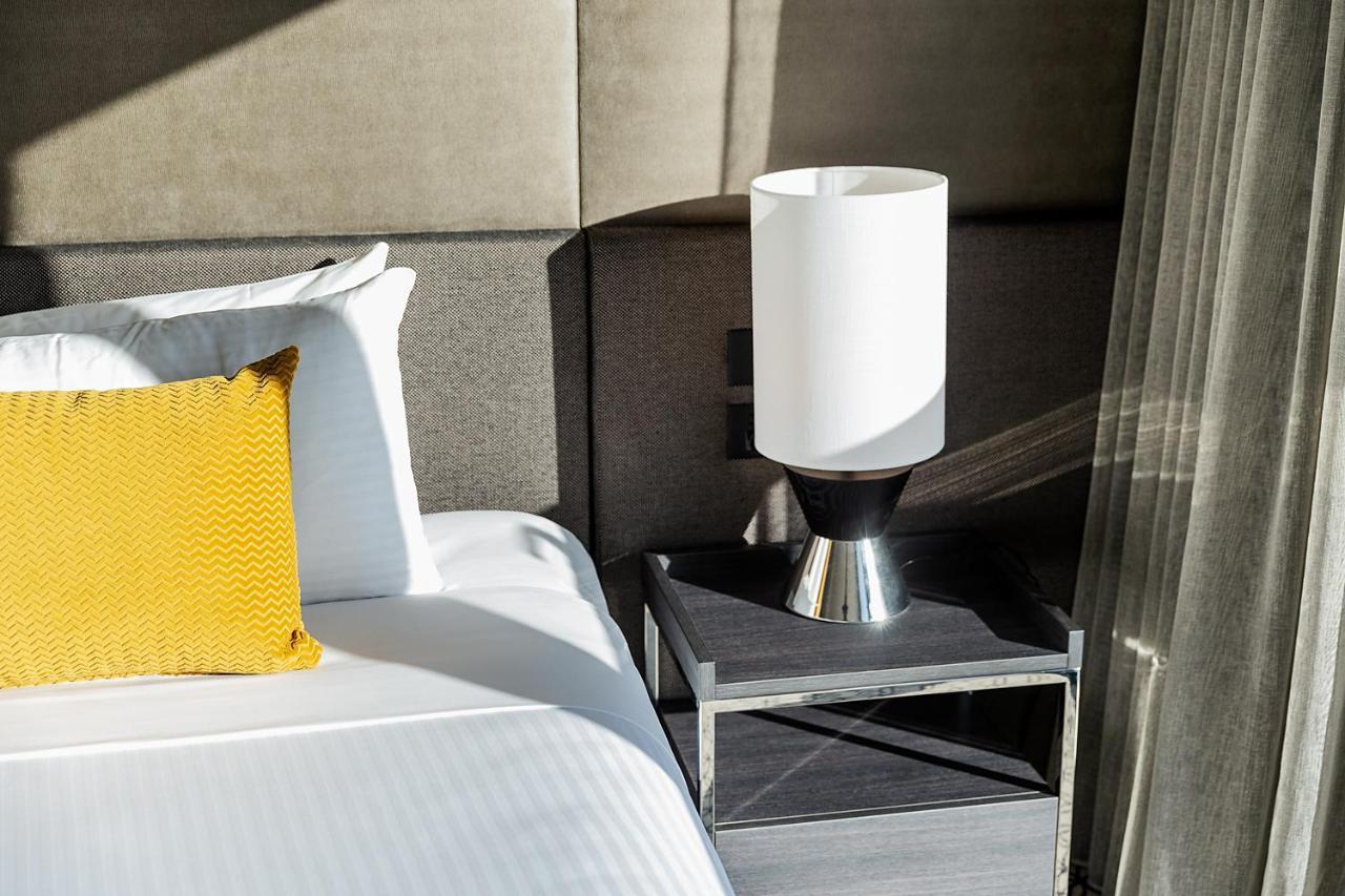 الشقق الفندقية أجنحة فريزر سيدني المظهر الخارجي الصورة A lamp on a bedside table