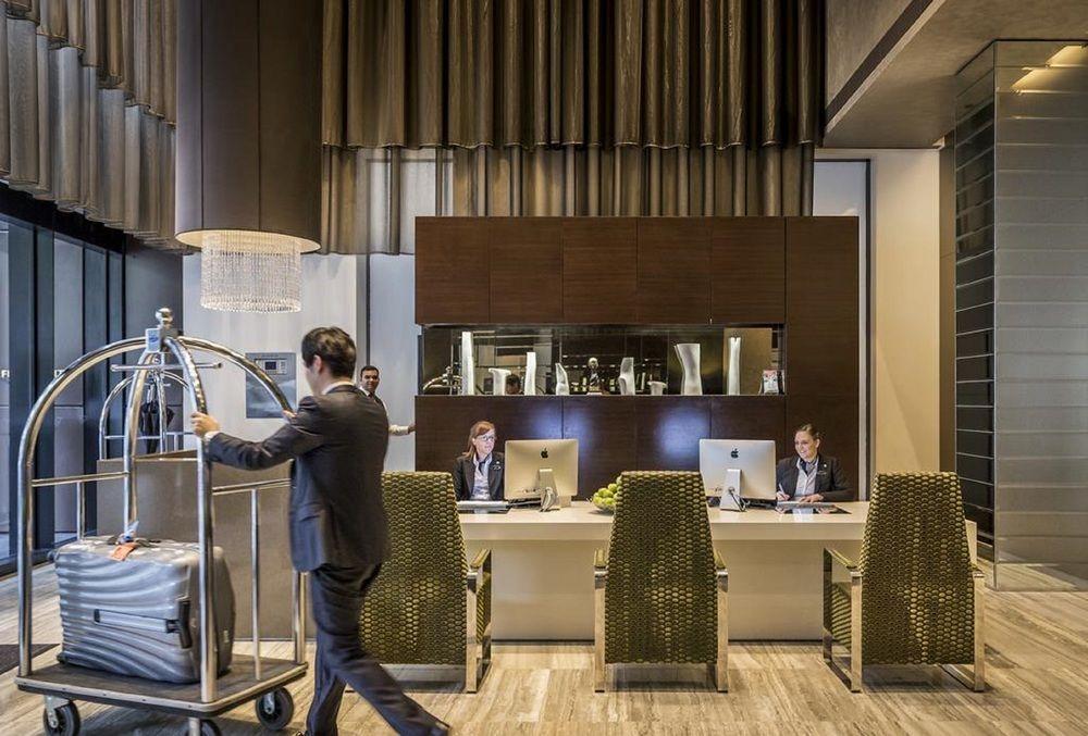 الشقق الفندقية أجنحة فريزر سيدني المظهر الخارجي الصورة Concierge at the Conrad Hong Kong