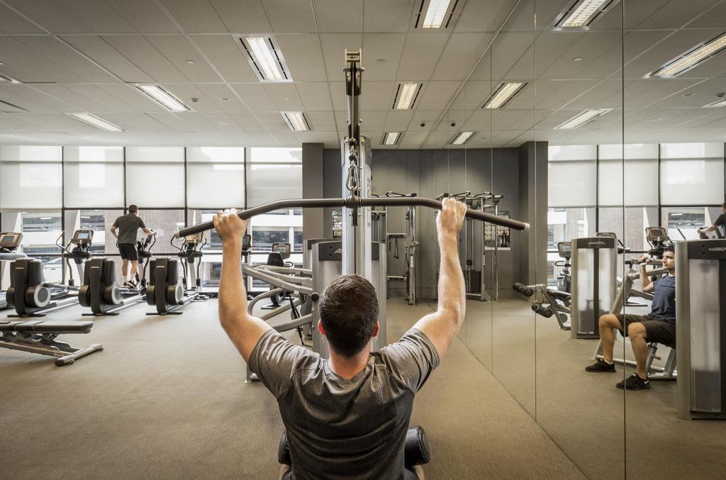 الشقق الفندقية أجنحة فريزر سيدني المظهر الخارجي الصورة A man using a pull-up bar