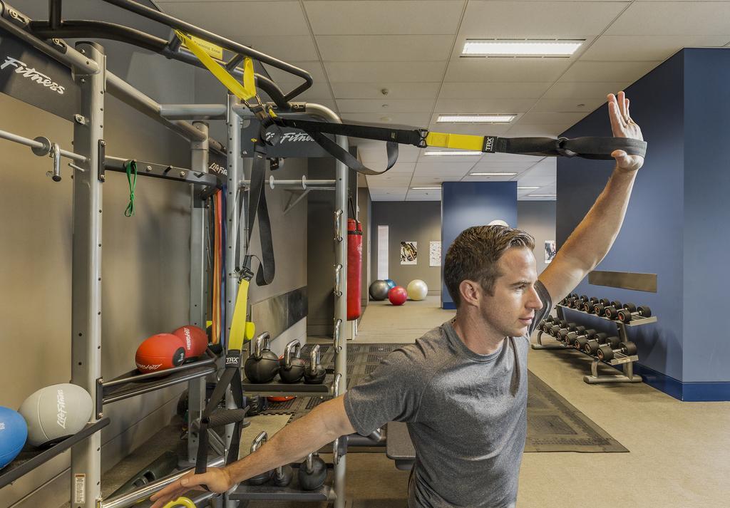 الشقق الفندقية أجنحة فريزر سيدني المظهر الخارجي الصورة A man using a TRX suspension trainer