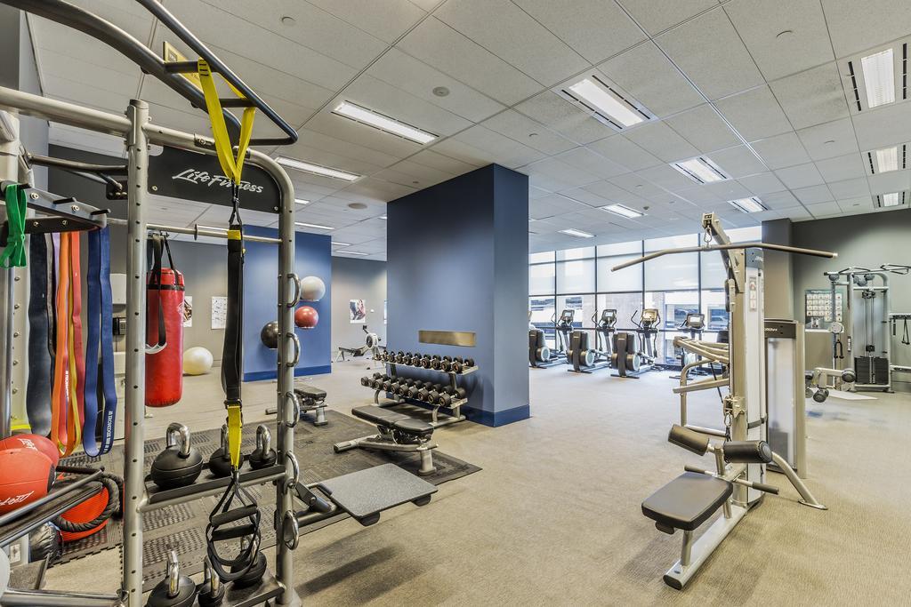 الشقق الفندقية أجنحة فريزر سيدني المظهر الخارجي الصورة The gym at the 2016-opened, 1000-room, 20-story, 1.2 million square feet (111,000 m2) Hyatt Regency at the University of Texas at Austin.
