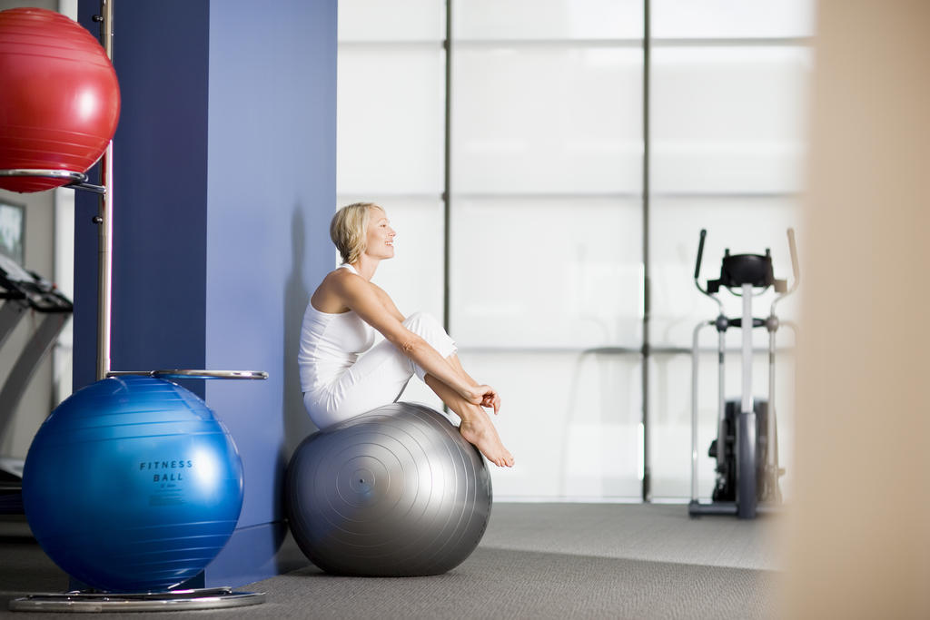 الشقق الفندقية أجنحة فريزر سيدني المظهر الخارجي الصورة A woman sitting on a Swiss ball